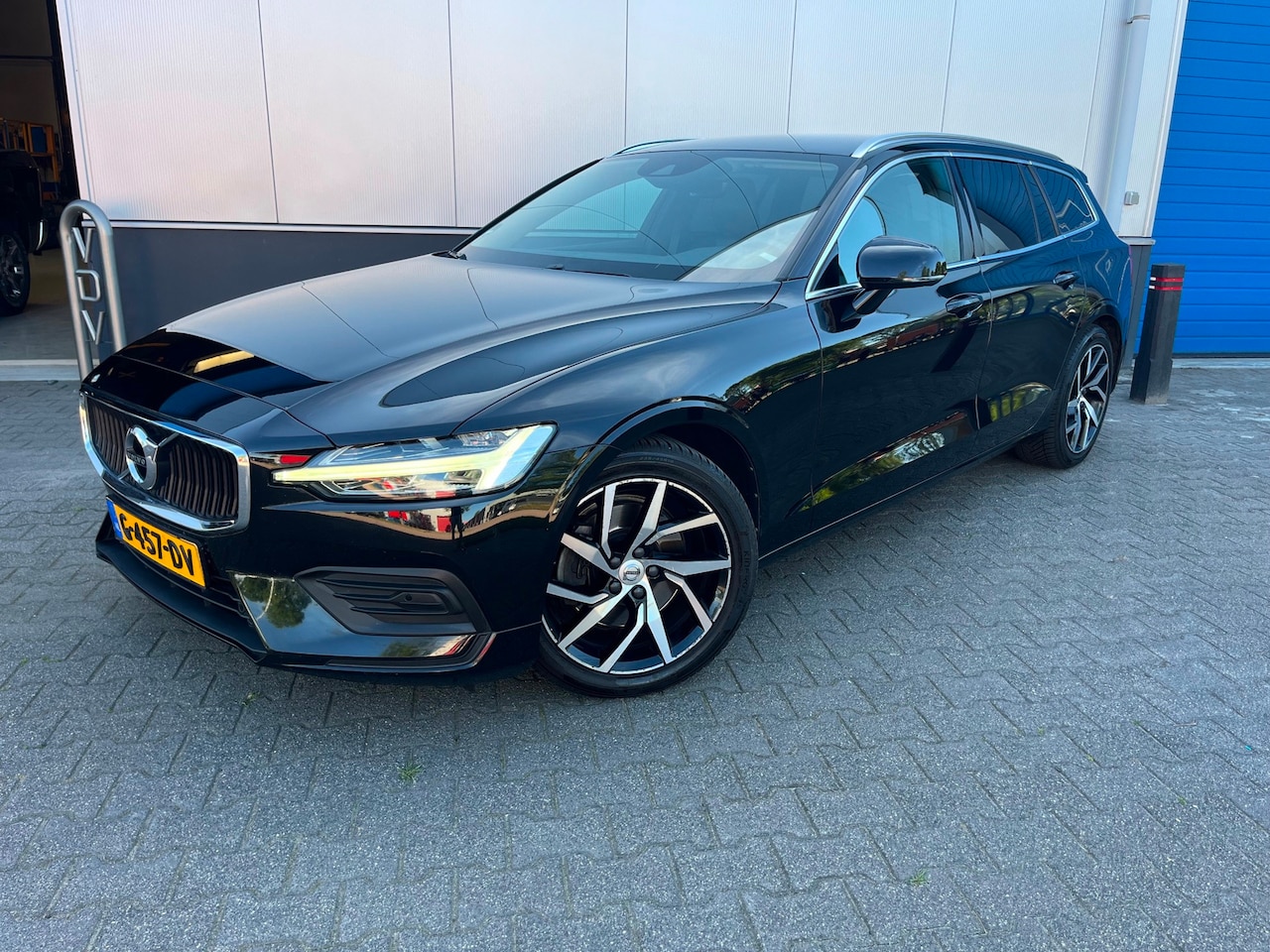 Volvo V60 - 2.0 T4 190pk Momentum Pro Automaat / Wegklapbare haak ( max. 1.800kg ) / Leer/stof / 18" L - AutoWereld.nl