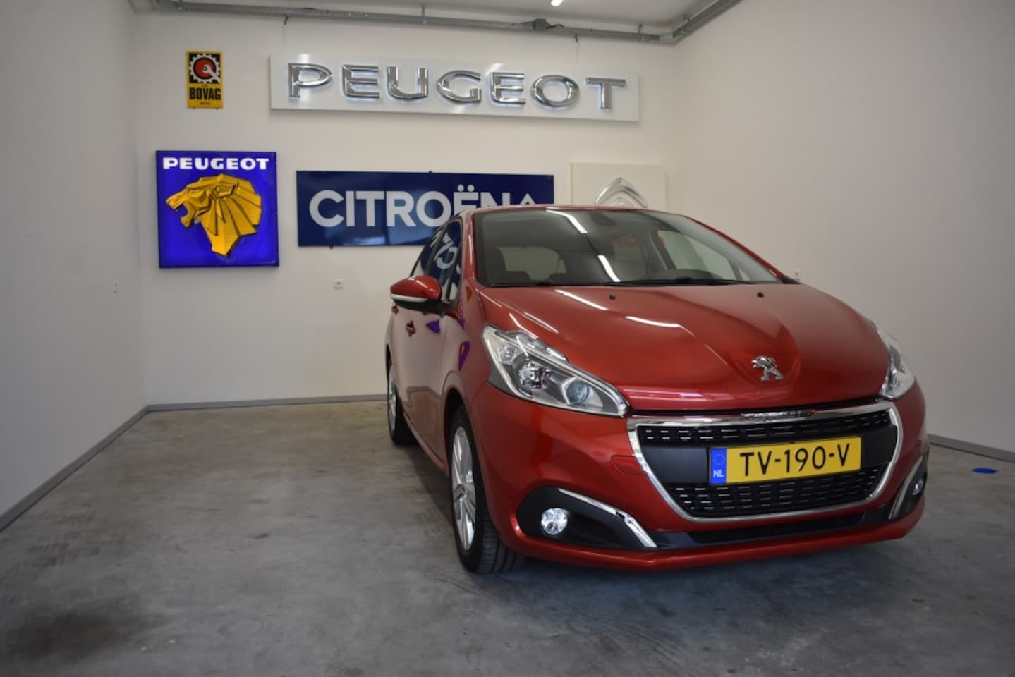 Peugeot 208 - 1.2 PureTech Signature 30.000 Km. 110Pk. - AutoWereld.nl