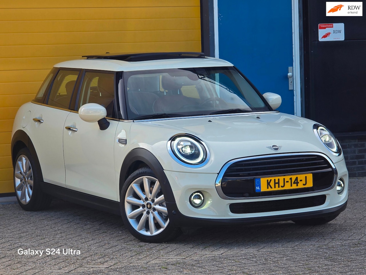 MINI 5-Deurs - 1.5 Cooper 60 Years Edition / Aut / 5 Deurs / Open Pano / Cognac Leder / Navi / Camera / L - AutoWereld.nl