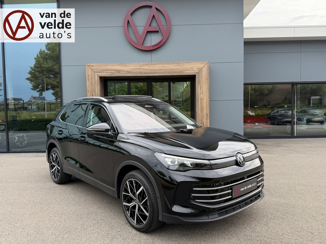 Volkswagen Tiguan - 1.5 eHybrid Elegance 204pk | Trekhaak | 20 Inch | 360 Camera | Panoramadak | Dode hoek | E - AutoWereld.nl