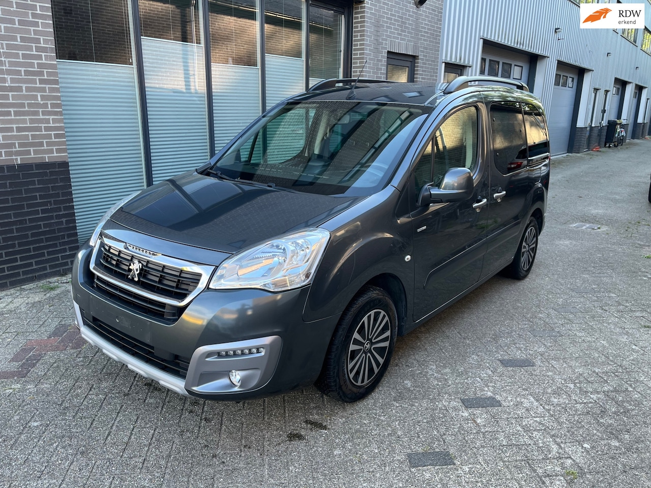 Peugeot Partner Tepee - 1.2 PureTech Allure! Navi! Parksensor! - AutoWereld.nl