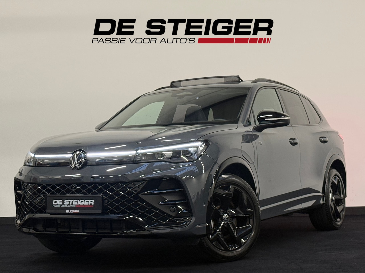 Volkswagen Tiguan - 1.5 eHybrid R-Line Black Style Pano 360 Massage Trekhaak - AutoWereld.nl