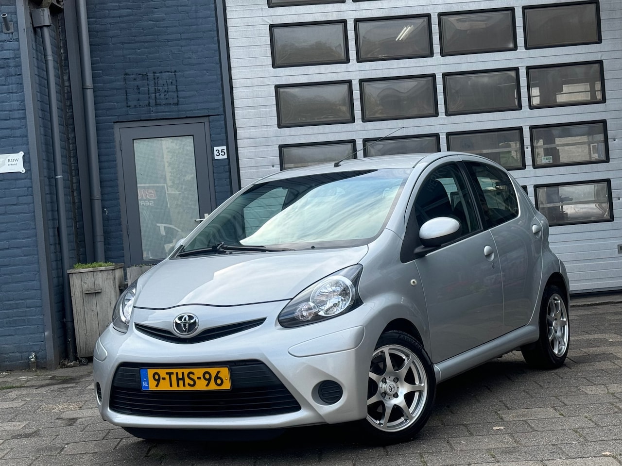 Toyota Aygo - 1.0 VVT-i Comfort | Elek-Pakket | Airco | 5-DRS | LMV - AutoWereld.nl