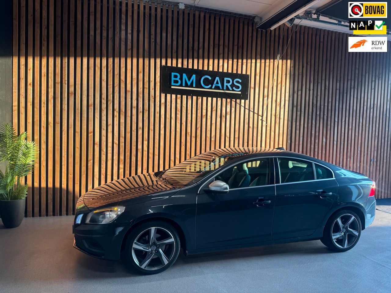 Volvo S60 - 1.6 T3 R-Design AUTOMAAT,Navi,Trkhaak - AutoWereld.nl