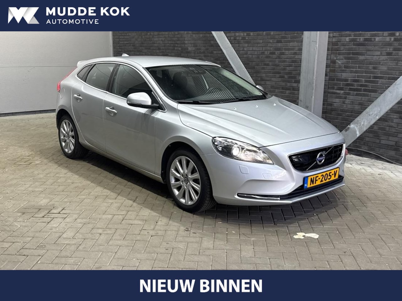 Volvo V40 Cross Country - 2.0 D3 Momentum | Standkachel | Trekhaak | BLIS | 17 Inch - AutoWereld.nl