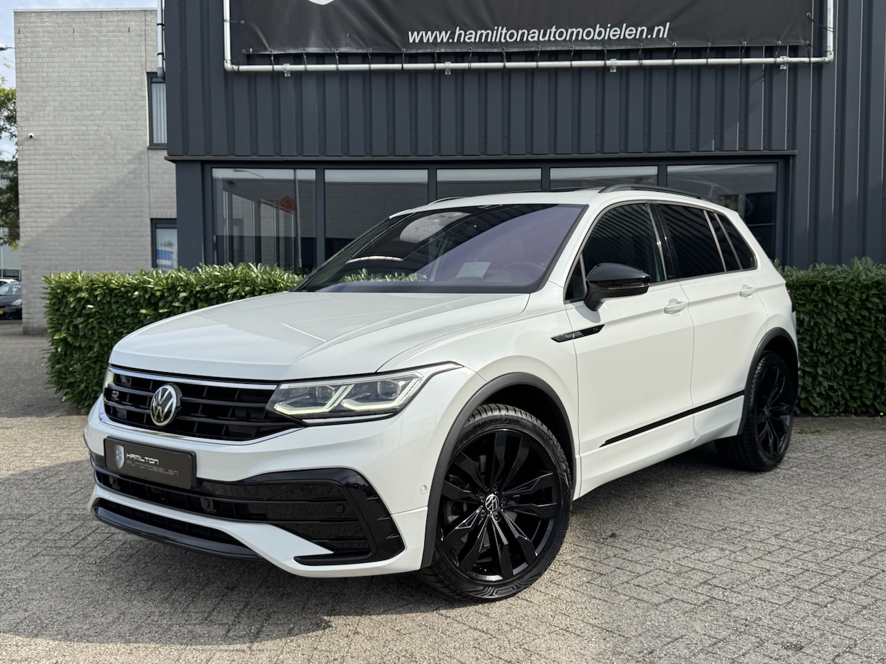 Volkswagen Tiguan - 2.0 TSI 190pk 4Motion DSG / Aut. 3x R-Line Facelift IQ Light Panoramdak Trekhaak 20" 99dkm - AutoWereld.nl