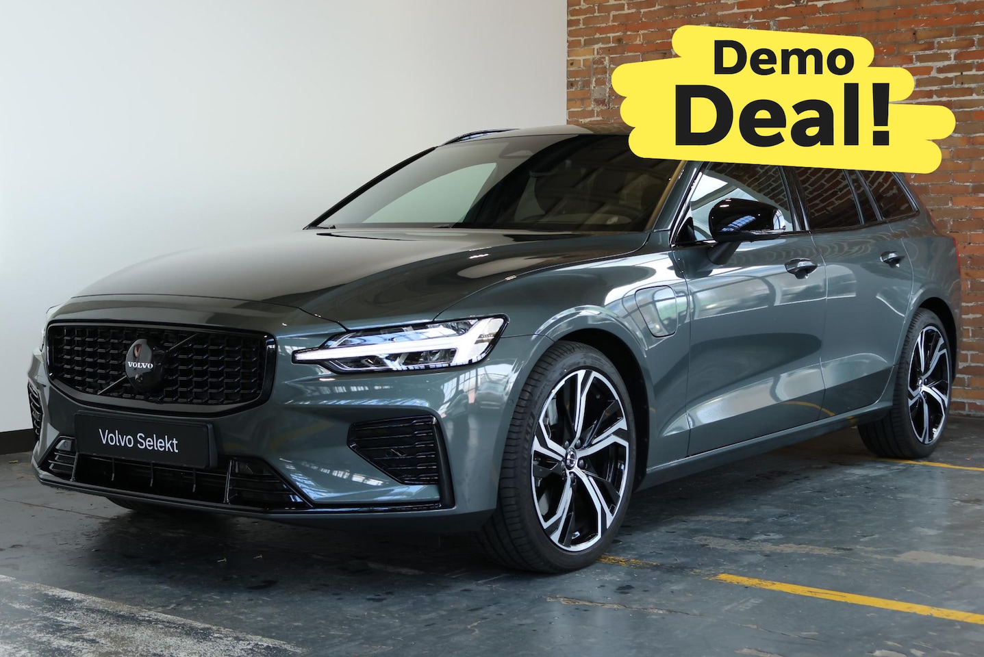 Volvo V60 - T8 Plug-in hybrid AWD Ultra Dark |DEMO DEAL| Head-Up Display | Panoramadak | 360° Parkeerc - AutoWereld.nl