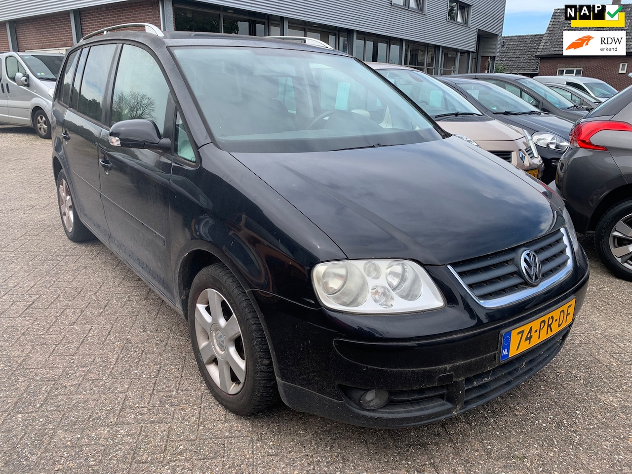 Volkswagen Touran - 1.6-16V FSI Highline 2004 € 650.- GEEN APK, EXPORT - AutoWereld.nl