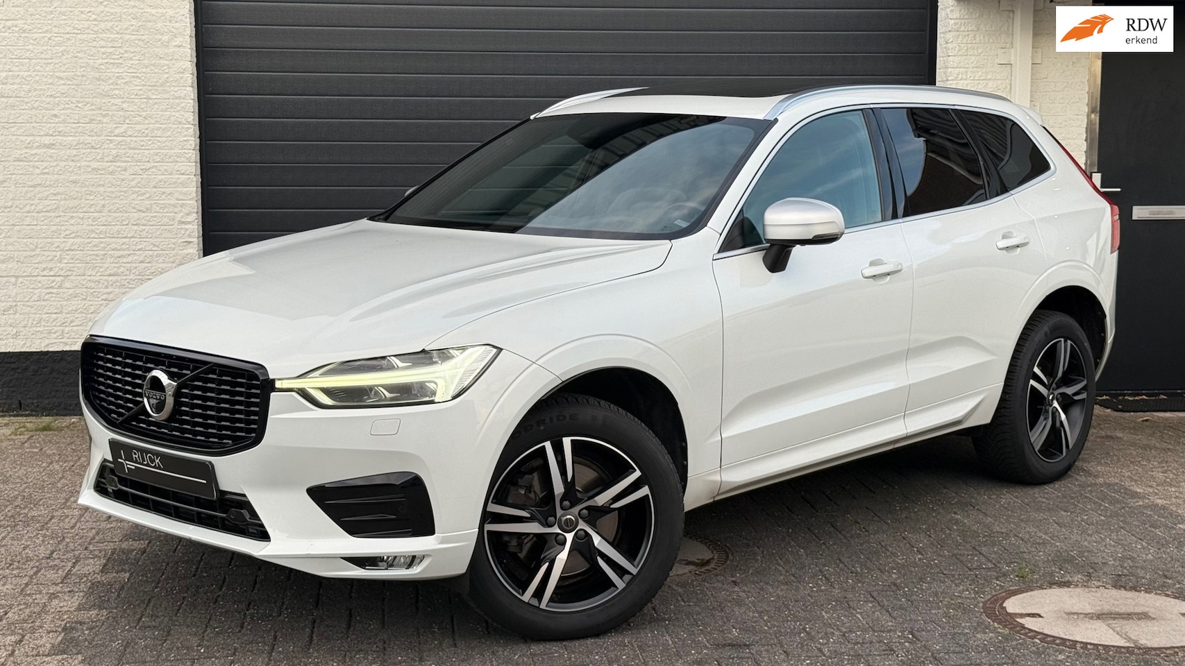 Volvo XC60 - 2.0 T6 AWD R-Design | Luchtvering | Pano | 360° | B&W | ACC | Memory - AutoWereld.nl