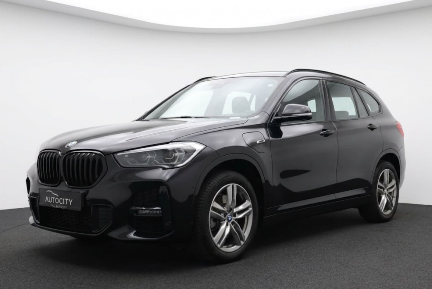 BMW X1 - xDrive25e M Sport 220PK| Lederen Sportstoelen | Head up Display | Dealeronderhouden - AutoWereld.nl