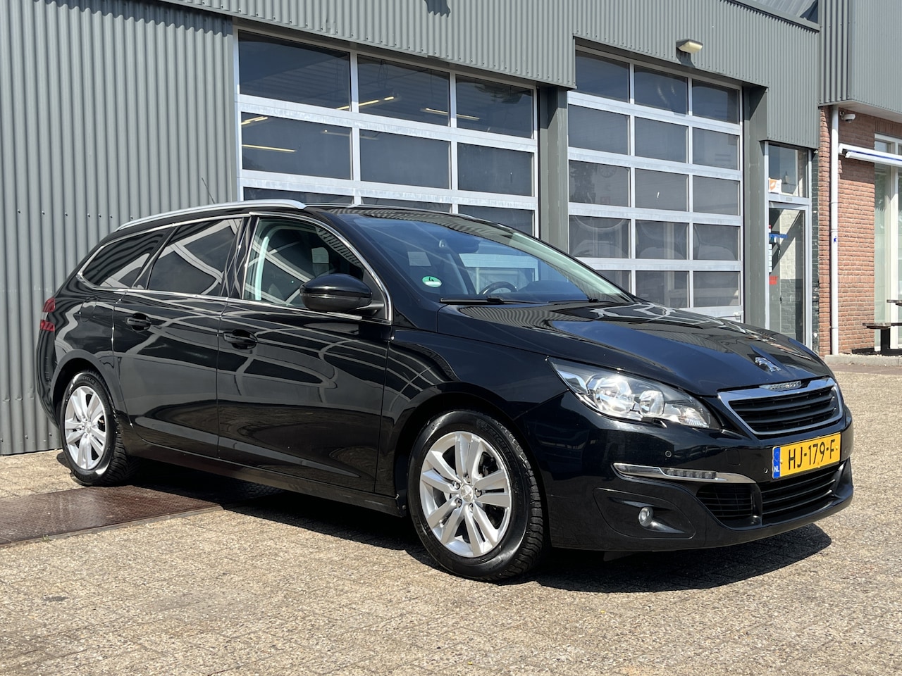 Peugeot 308 SW - 1.6 BlueHDI Apk 07-2027 Airco Cruise controle Trekhaak Stuurwielbediening Panoramadak Park - AutoWereld.nl