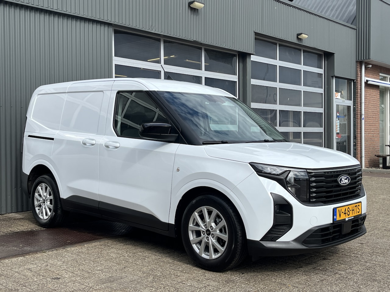 Ford Transit Courier - 1.0 EcoBoost Limited Benzine Automaat Airco Cruise controle Trekhaak 1000kg 2-Persoons Nav - AutoWereld.nl
