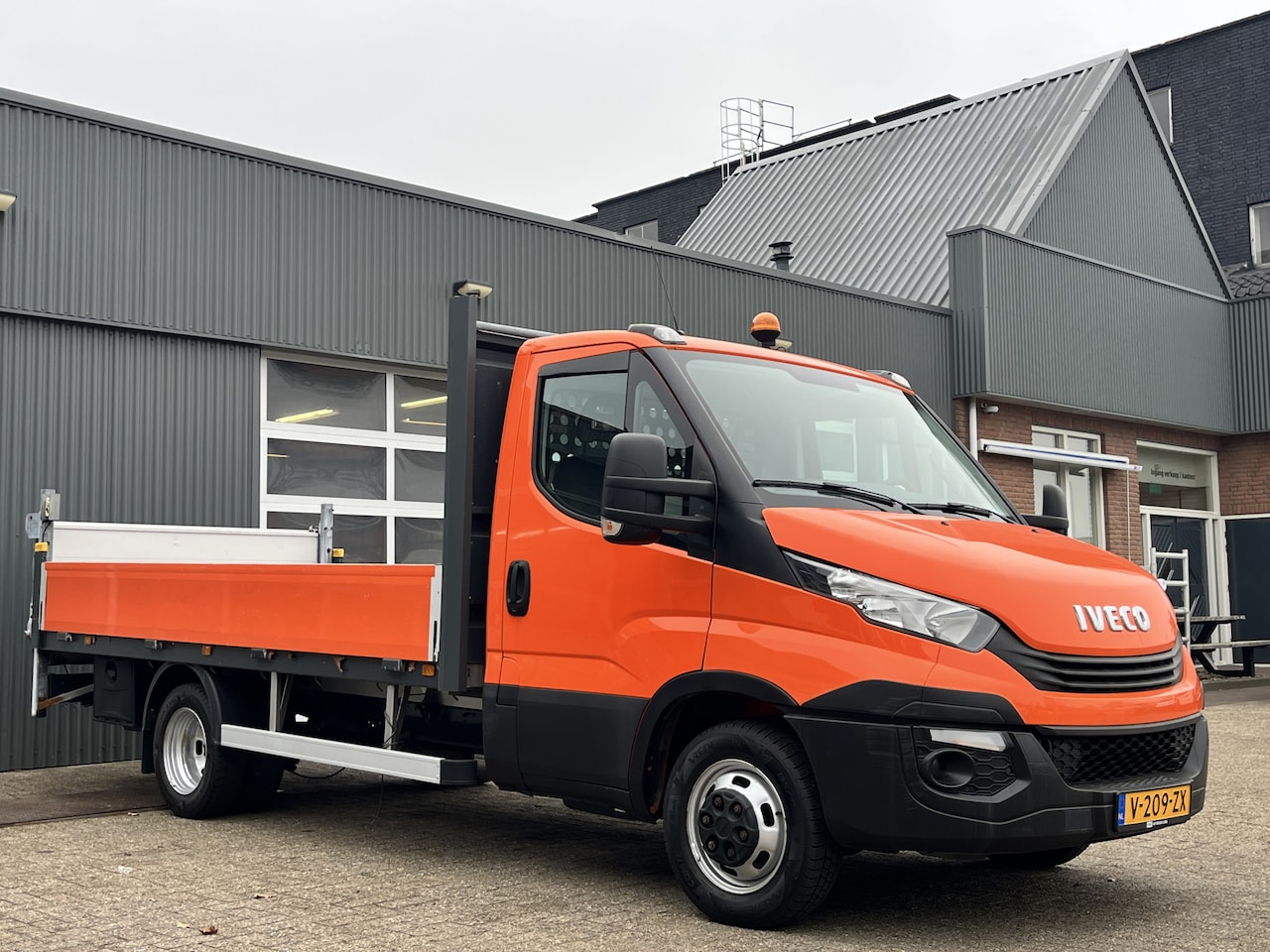 Iveco Daily - 35C14 2.3 375 Laadklep 500kg Trekhaak 3500kg trekgewicht Airco 2-Persoons Open laadbak Pic - AutoWereld.nl