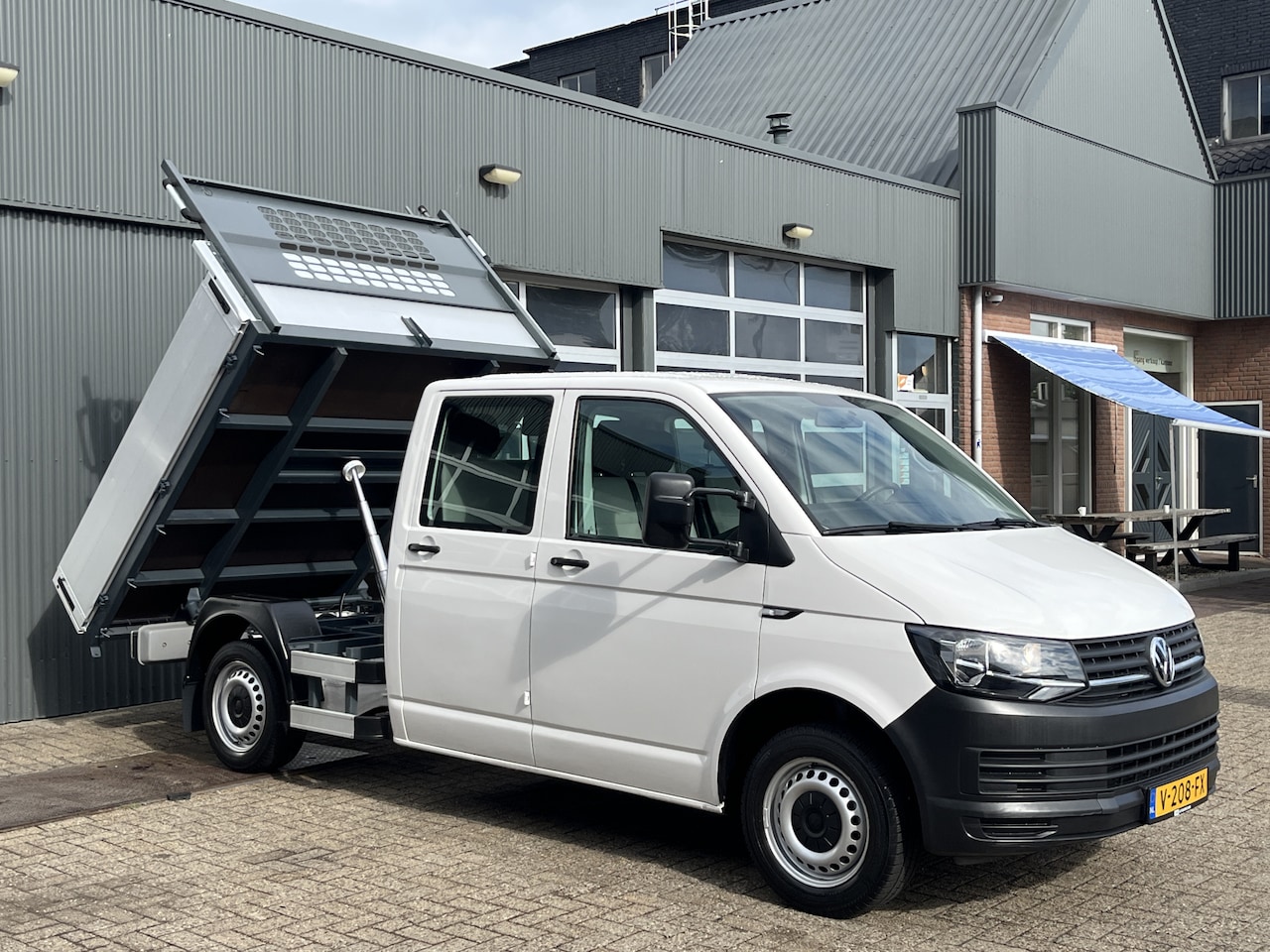 Volkswagen Transporter - 2.0 TDI L2H1 DC Kipper open laadbak Airco Bluetooth trekhaak 2200 kg 1e eigenaar Dealer on - AutoWereld.nl