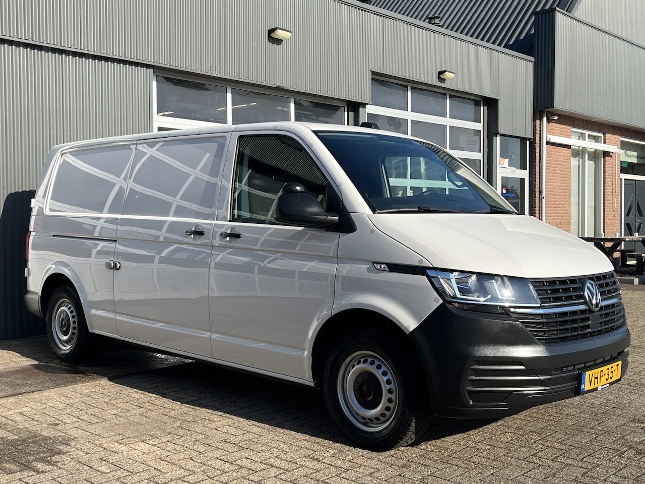 Volkswagen Transporter - 2.0 TDI L2H1 Sortimo Kastinrichting Trekhaak 2200kg trekgewicht Airco Cruise controle Tele - AutoWereld.nl