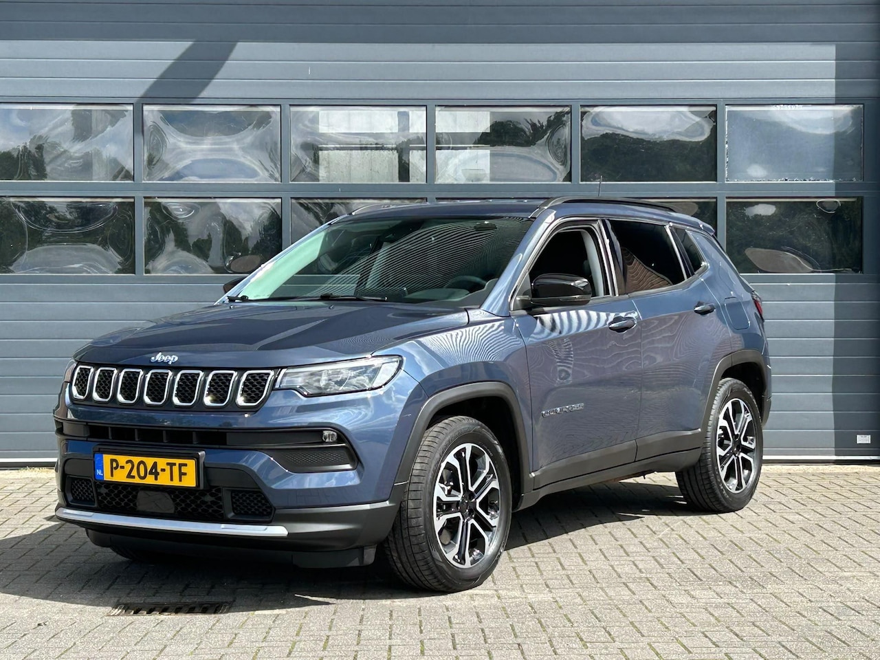 Jeep Compass - 4xe 240 PLUG-IN HYBRID ELECTRIC LIMITED I WINTERPAKKET I P-CAMERA I APPLE CARPLAY I ADAPTI - AutoWereld.nl