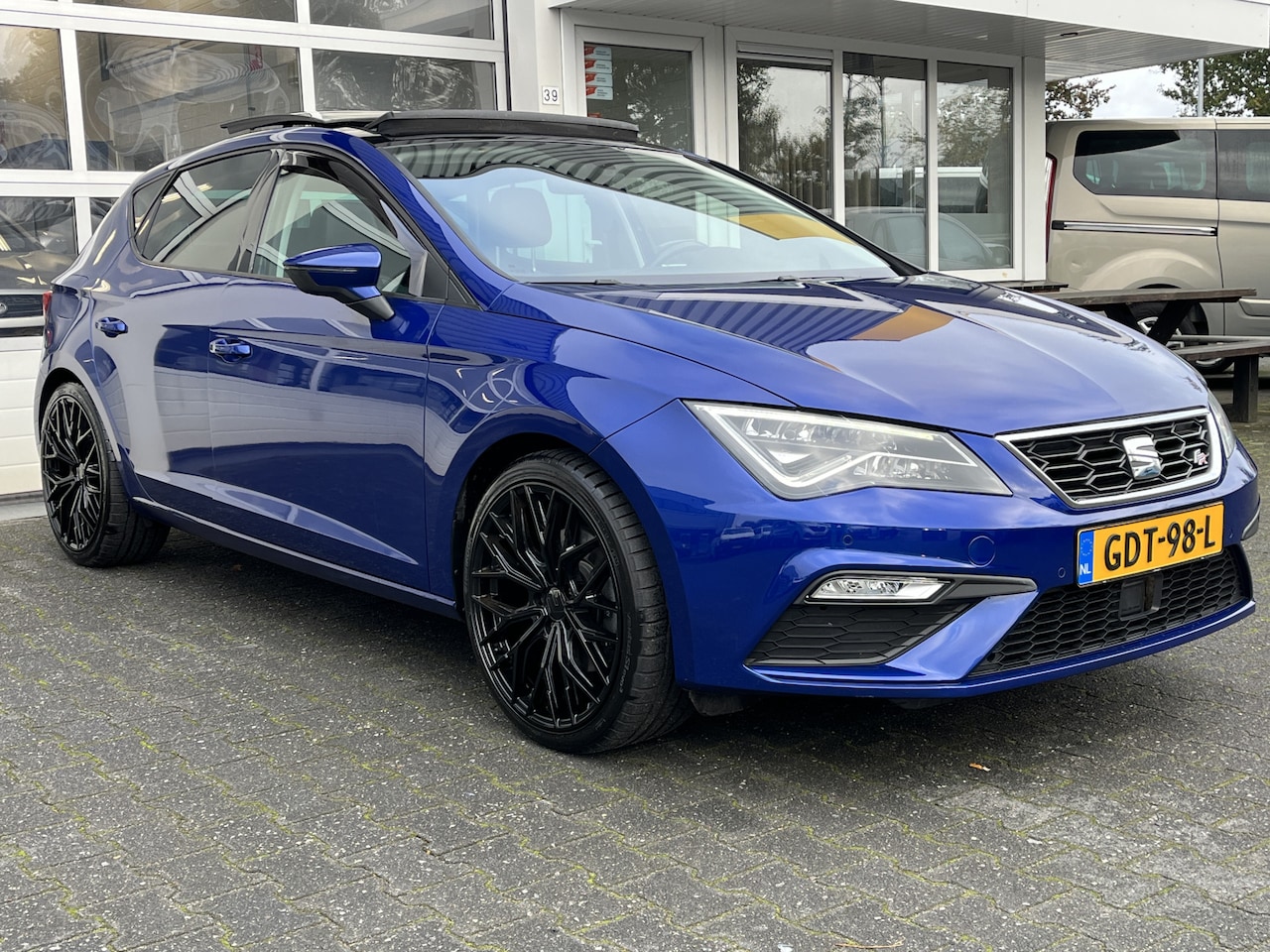SEAT Leon - 1.8 TSI FR 180 pk Panoramadak 19" lichtmetalen velgen Climate controle Mulitmedia voorbere - AutoWereld.nl
