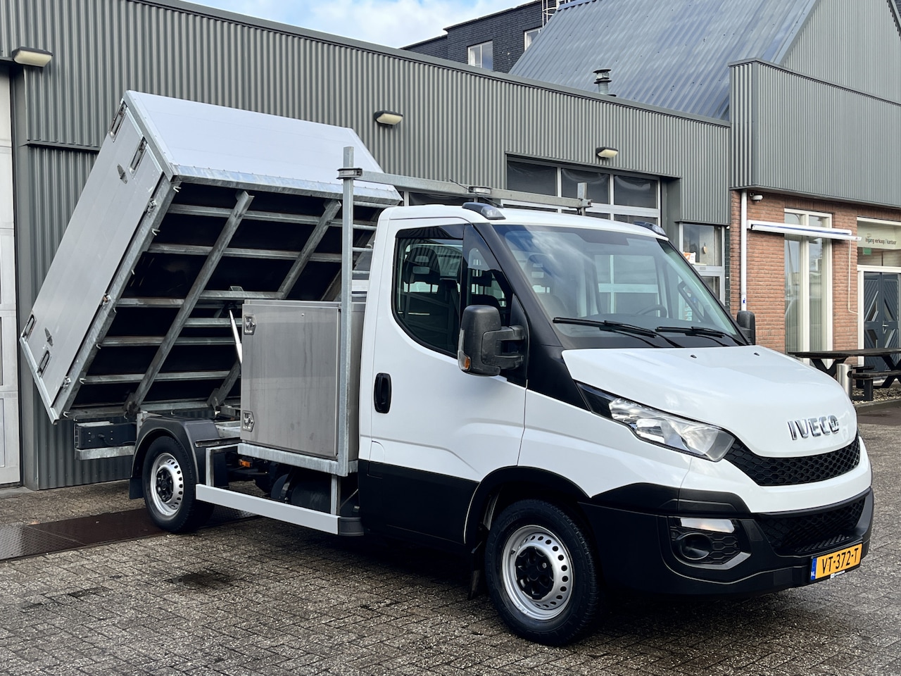 Iveco Daily - 35 S 14 300 35S14N 3.0 345 Kipper Trekhaak 3500kg trekgewicht 3-Persoons Gereedschapskist Open laadbak - AutoWereld.nl