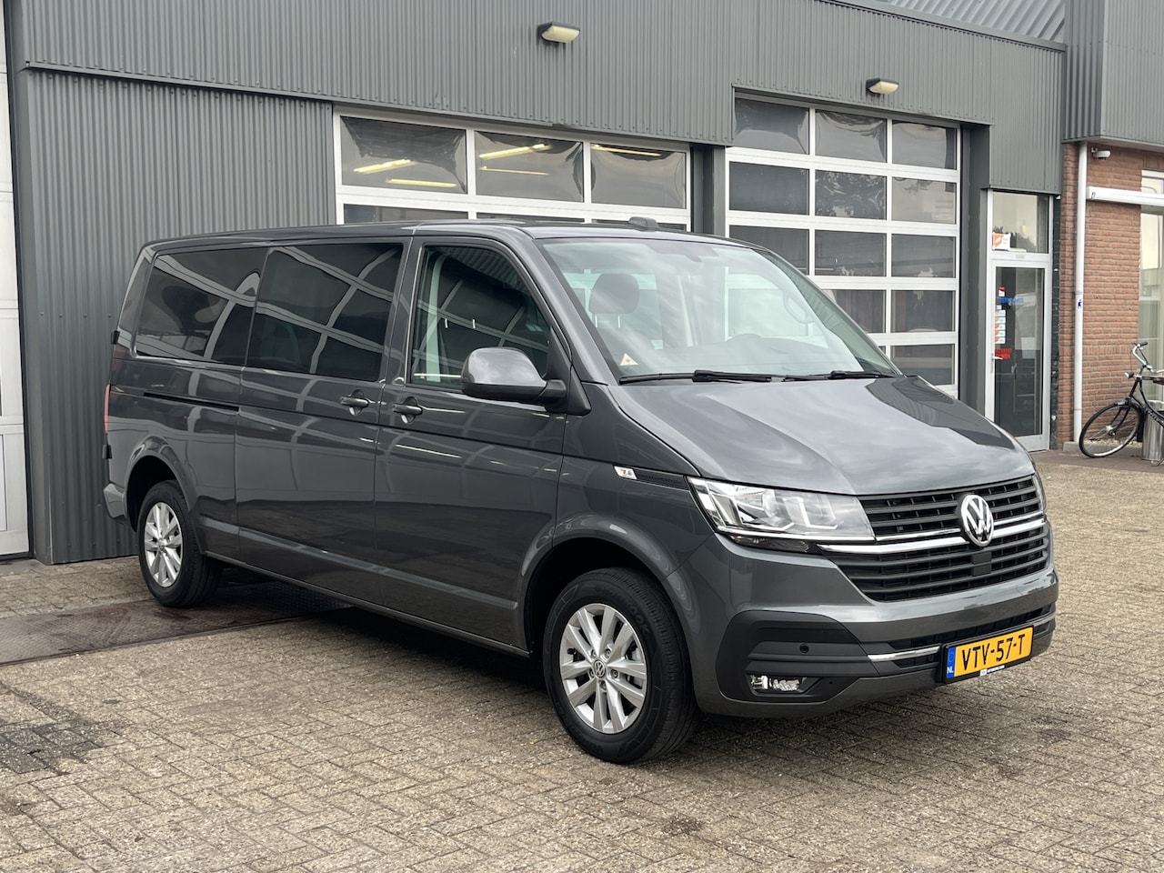Volkswagen Transporter - 2.0 TDI L2H1 DC 150pk Airco Cruise controle Telefoonverbinding Apple carplay Stuurwielbedi - AutoWereld.nl