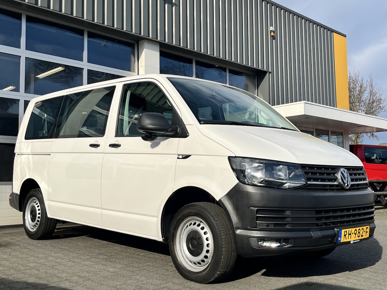 Volkswagen Transporter Kombi - 2.0 TDI L1H1 BTW en BPM VRIJ!! 9-Persoons Airco Cruise control Trekhaak 2500 kg trekgewich - AutoWereld.nl