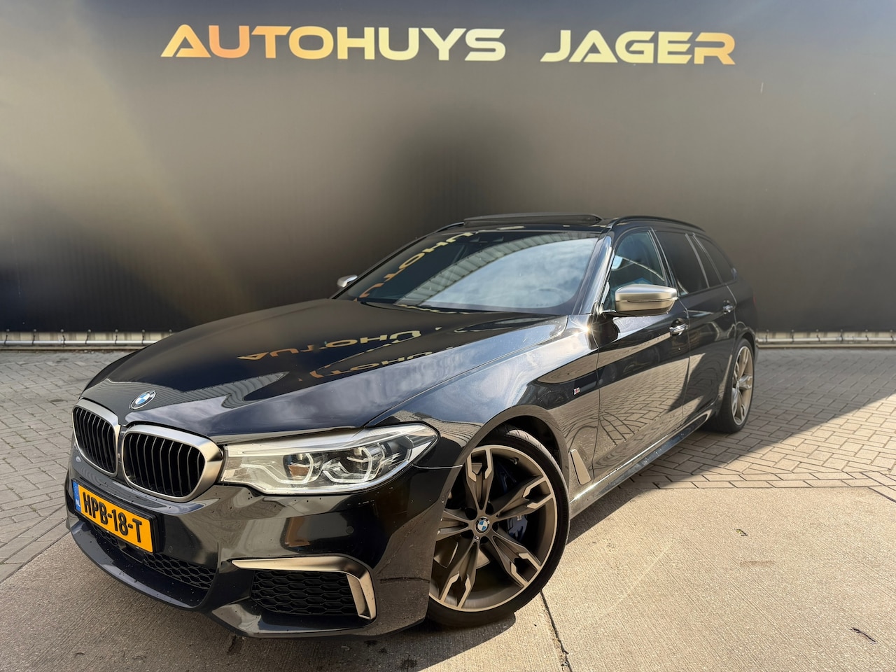 BMW 5-serie Touring - M550d xDrive Pano Hud H&K Massage Leder Carplay 360 Memory Softclosed dodehoek - AutoWereld.nl
