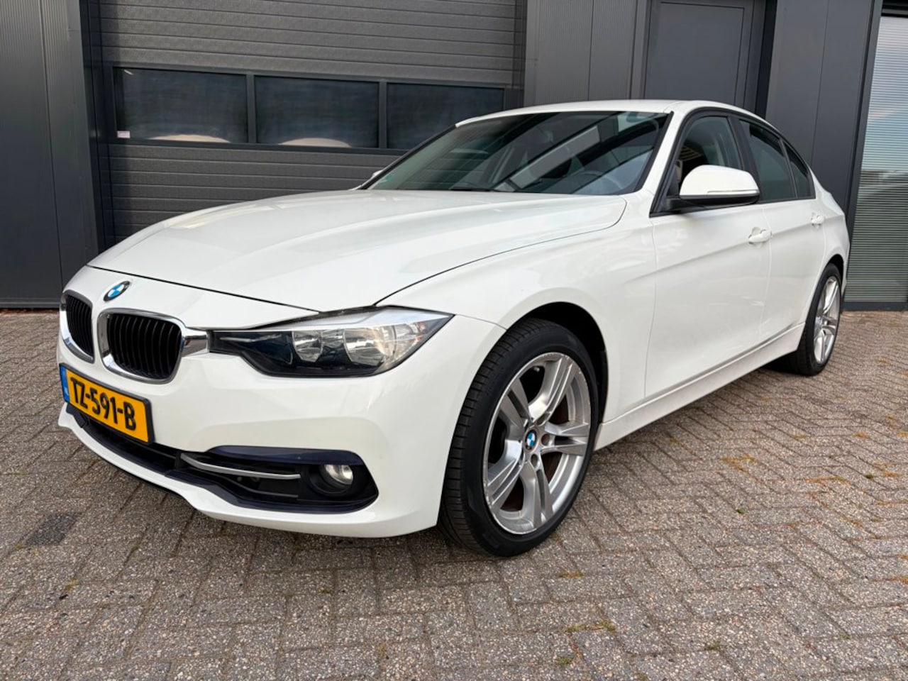 BMW 3-serie - 318i Luxury 318i Luxury, Cruise, Clima, PDC, LED, Stoelv. 18" - AutoWereld.nl
