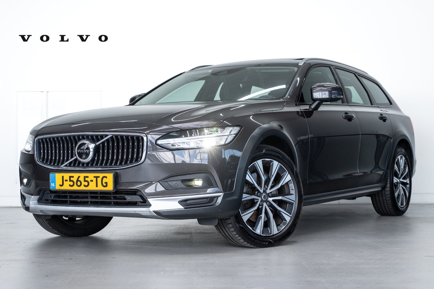 Volvo V90 Cross Country - B5 250PK Pro | 360 | Panoramadak | Memory | HK Audio - AutoWereld.nl