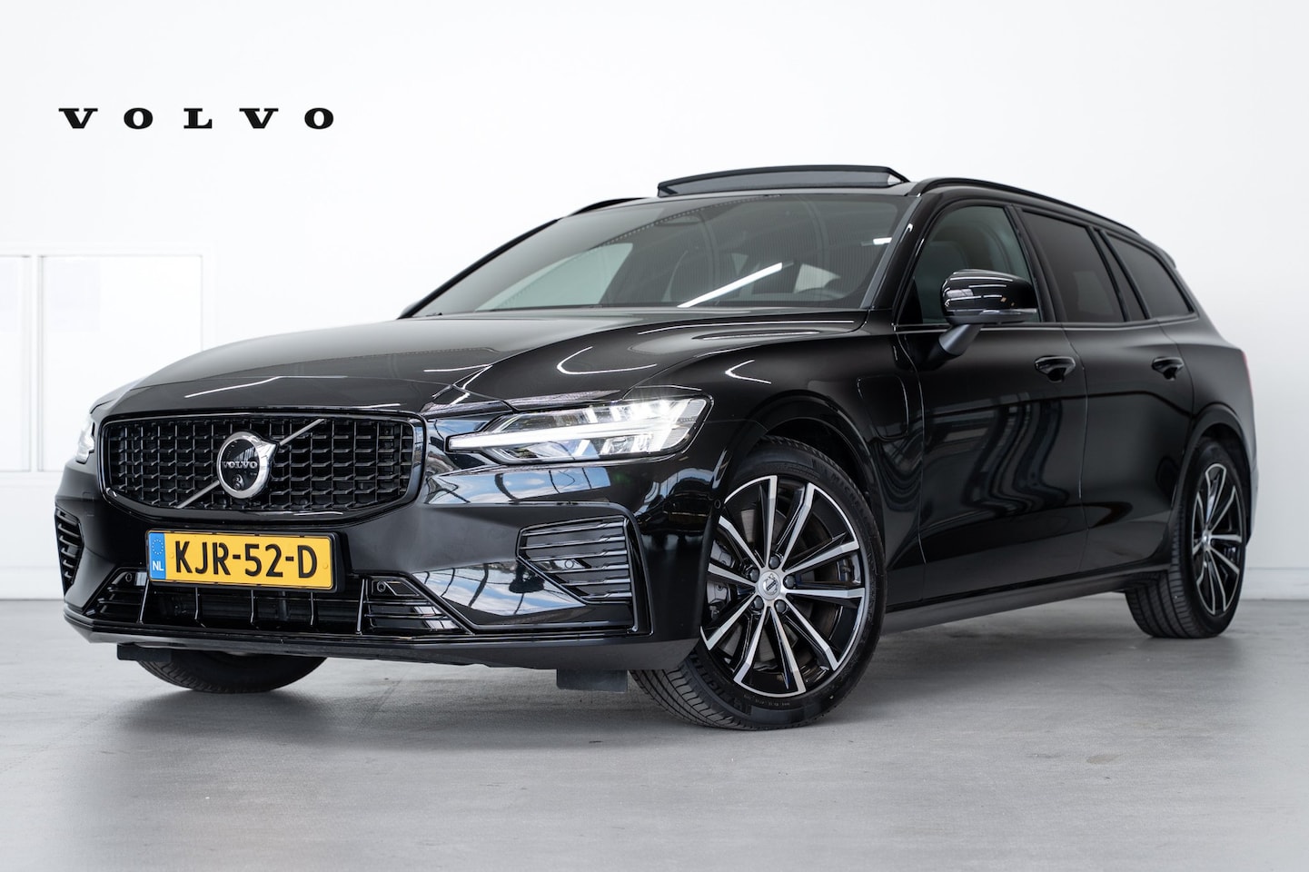 Volvo V60 - Vovo T8 455PK AWD Plus Dark | Panoramadak | 360° | Contourstoelen | Trekhaak - AutoWereld.nl