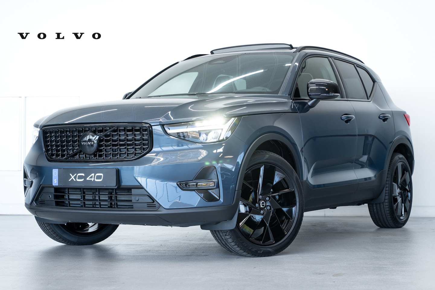 Volvo XC40 - B4 197PK Plus Black Edition | Panoramadak | 20" | Privacy glas | Power seats | HK - AutoWereld.nl