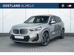 BMW iX1 - eDrive20 M sport / Panoramadak / Sportstoelen / Adaptieve LED / Comfort Access / Head-Up /