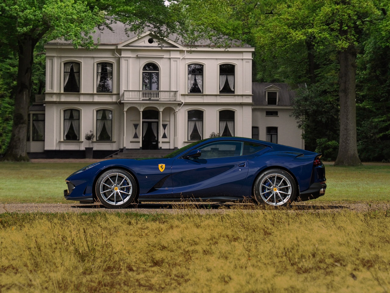 Ferrari 812 Superfast - | Blu Scozia | Airbrushed shields - AutoWereld.nl