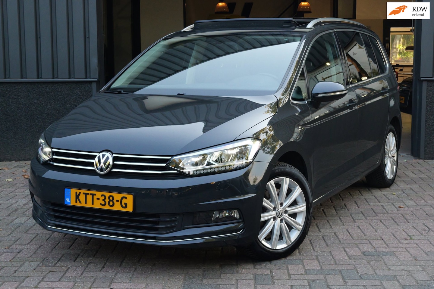Volkswagen Touran - 1.4 TSI Highline 7p LED|CarPlay|Pano|Urano Grey - AutoWereld.nl