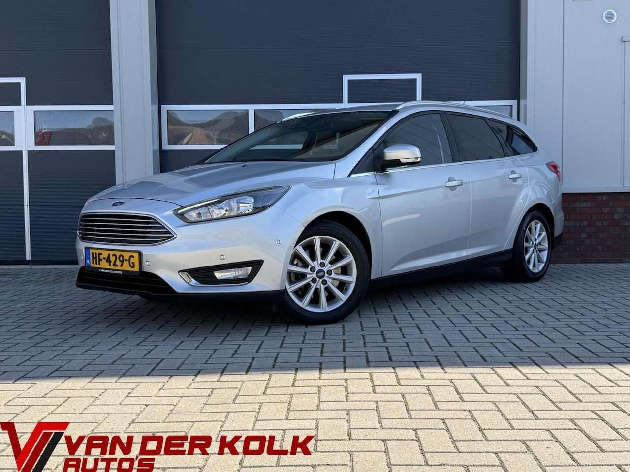Ford Focus Wagon - 1.5 Titanium Edition | Navigatie | Cruise | Climate | Stoelverwarming | Trekhaak | Sensore - AutoWereld.nl
