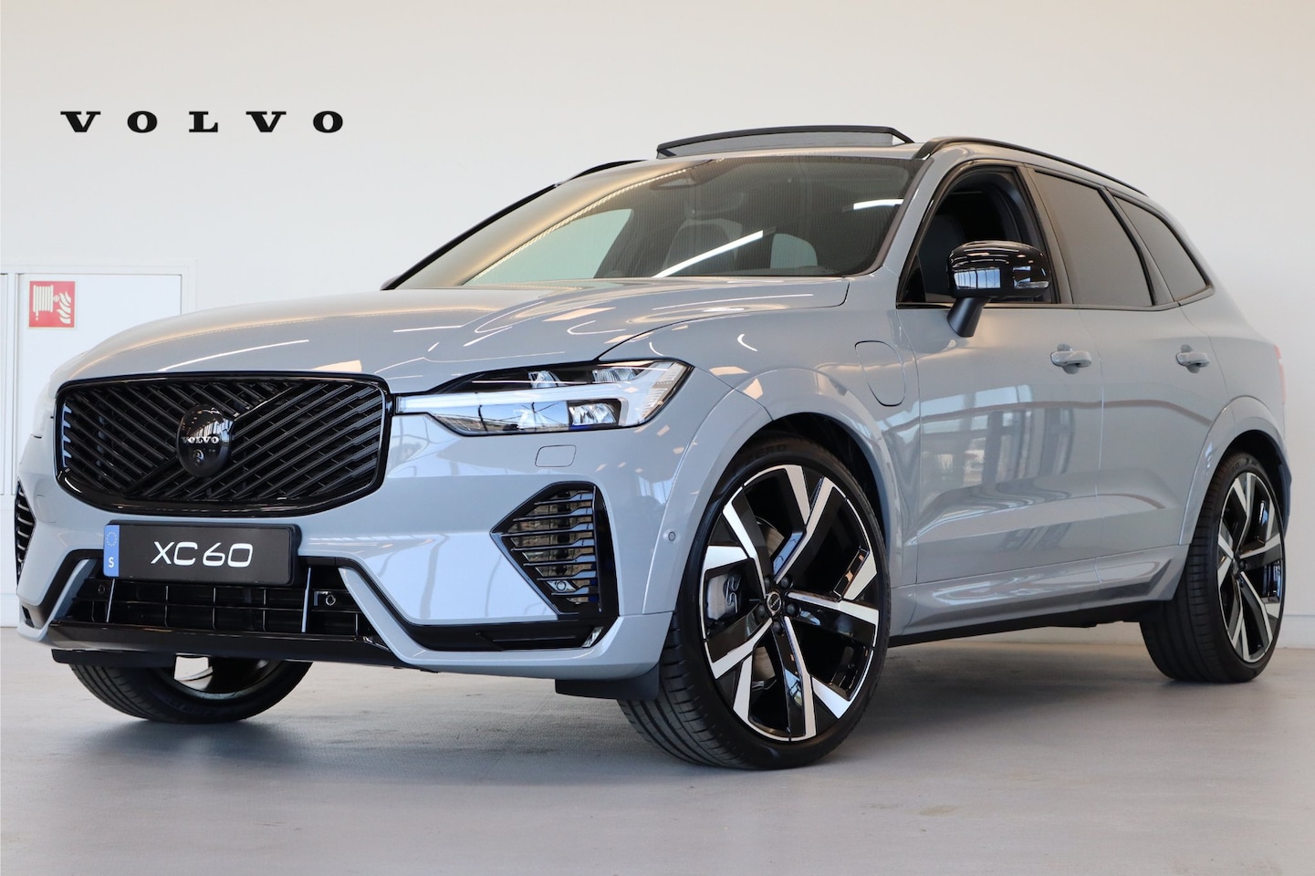 Volvo XC60 - T8 406PK Ultra Executive Black Edition | Luchtvering | B&W Audio | 360 | Gelam Glas | Geti - AutoWereld.nl