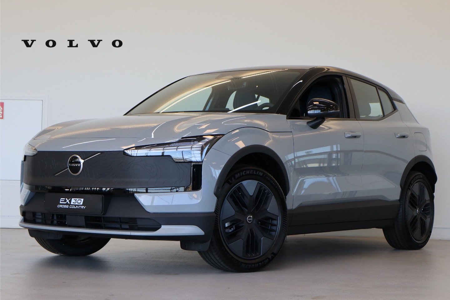Volvo EX30 Cross Country - P5 Long Range 272PK Plus Europa | Elec Stoelen | Climate Pack | HK Audio - AutoWereld.nl