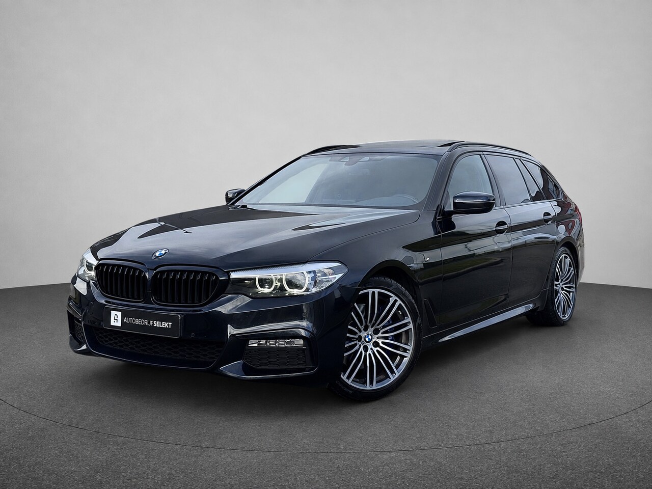 BMW 5-serie Touring - 530i xDrive M-Sport | Pano | Trekhaak | Harman Kardon | Carplay | Camera | DAB+ | 350pk | - AutoWereld.nl
