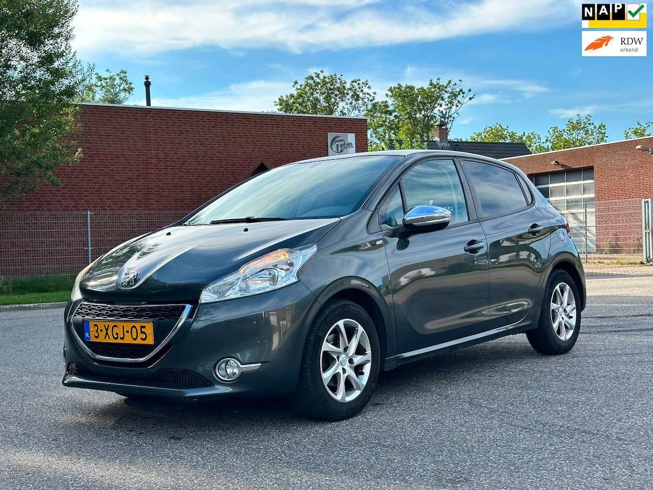 Peugeot 208 - 1.2 VTi Style 1e Eigenaar*5DR*Navigatie*Cruise*Trekhaak*Airco*NAP*Distributie vervangen* - AutoWereld.nl