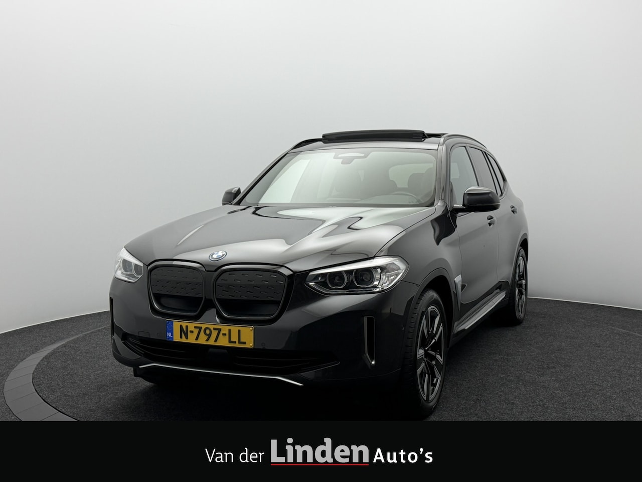 BMW iX3 - Executive 80 kWh SOH 93,3% | Panoramadak | Trekhaak | Camera | Live Cockpit Professional | - AutoWereld.nl