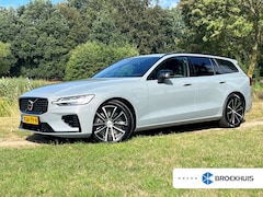 Volvo V60 - 2.0 T8 Plug-in hybrid AWD Plus Dark | Panoramadak | Trekhaak | HUD | Harman/Kardon |