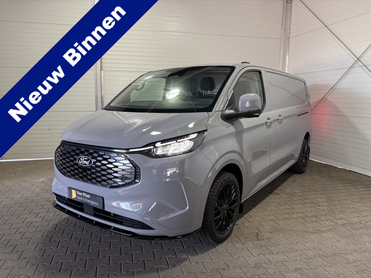 Ford E-Transit Cust. - 340 L2H1 Limited 71 kWh Dubbele schuifdeur,trekhaak, accessoires VVB517 Prijs zoals getoon - AutoWereld.nl