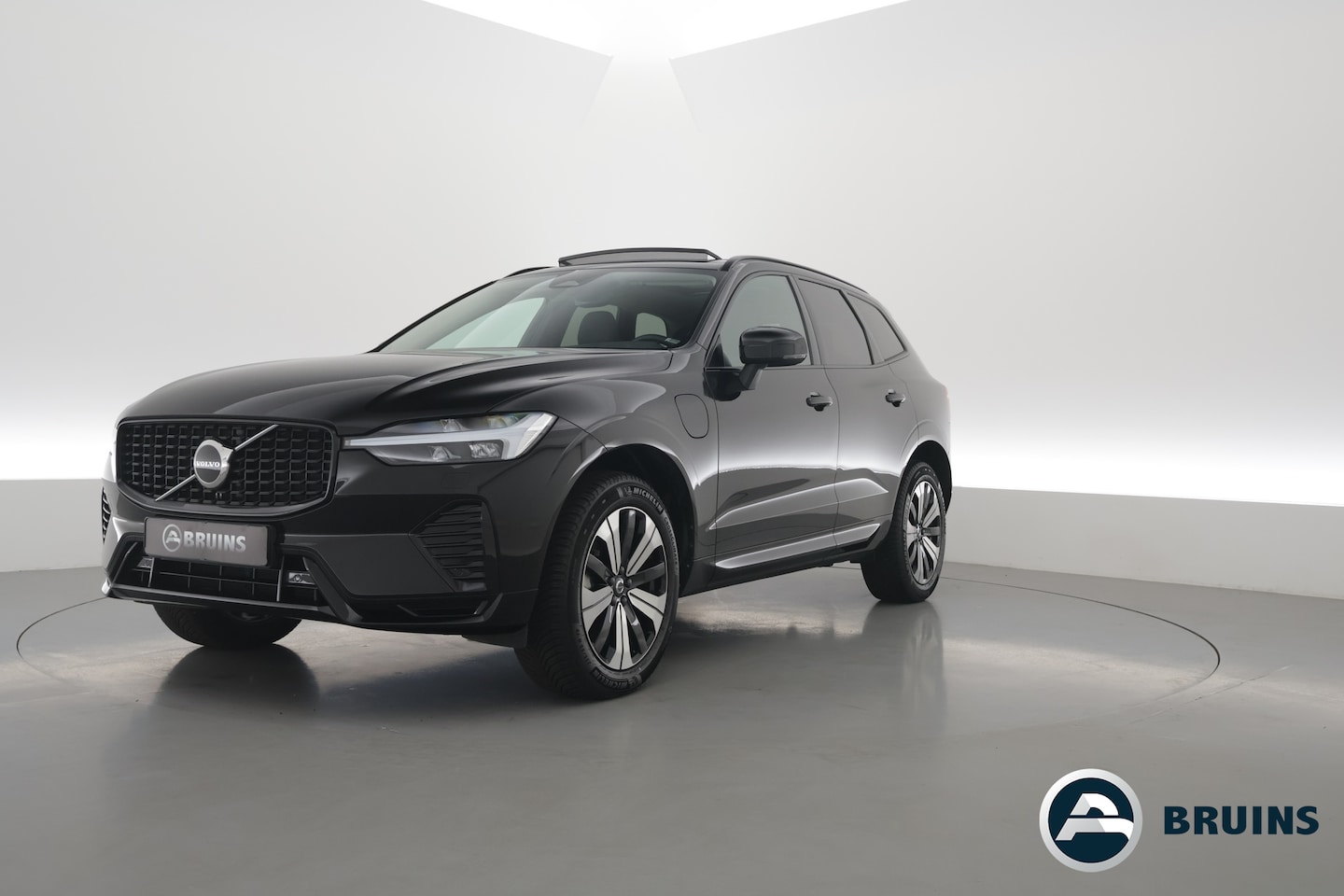Volvo XC60 - 2.0 T6 Plug-in hybrid AWD Long Range Plus Dark | Rijklaar | Pano-dak | Trekhaak | 4x Stoel - AutoWereld.nl