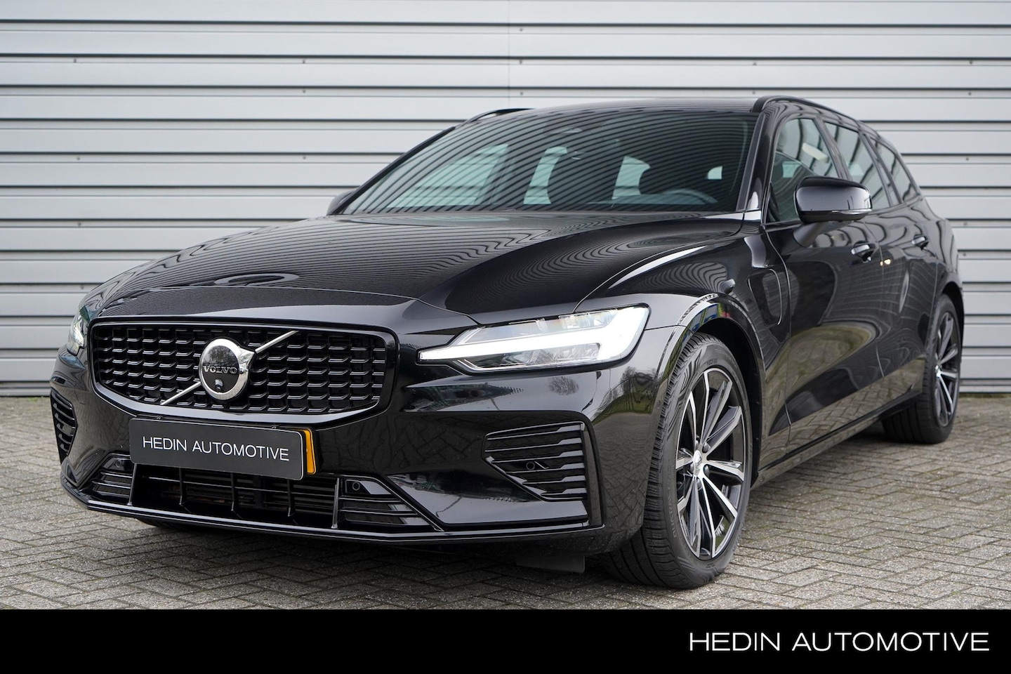 Volvo V60 - 2.0 T6 Plug-in hybrid AWD Plus Dark Trekhaak | Verwarmbare voorruit| 360 Camera | Adaptiev - AutoWereld.nl