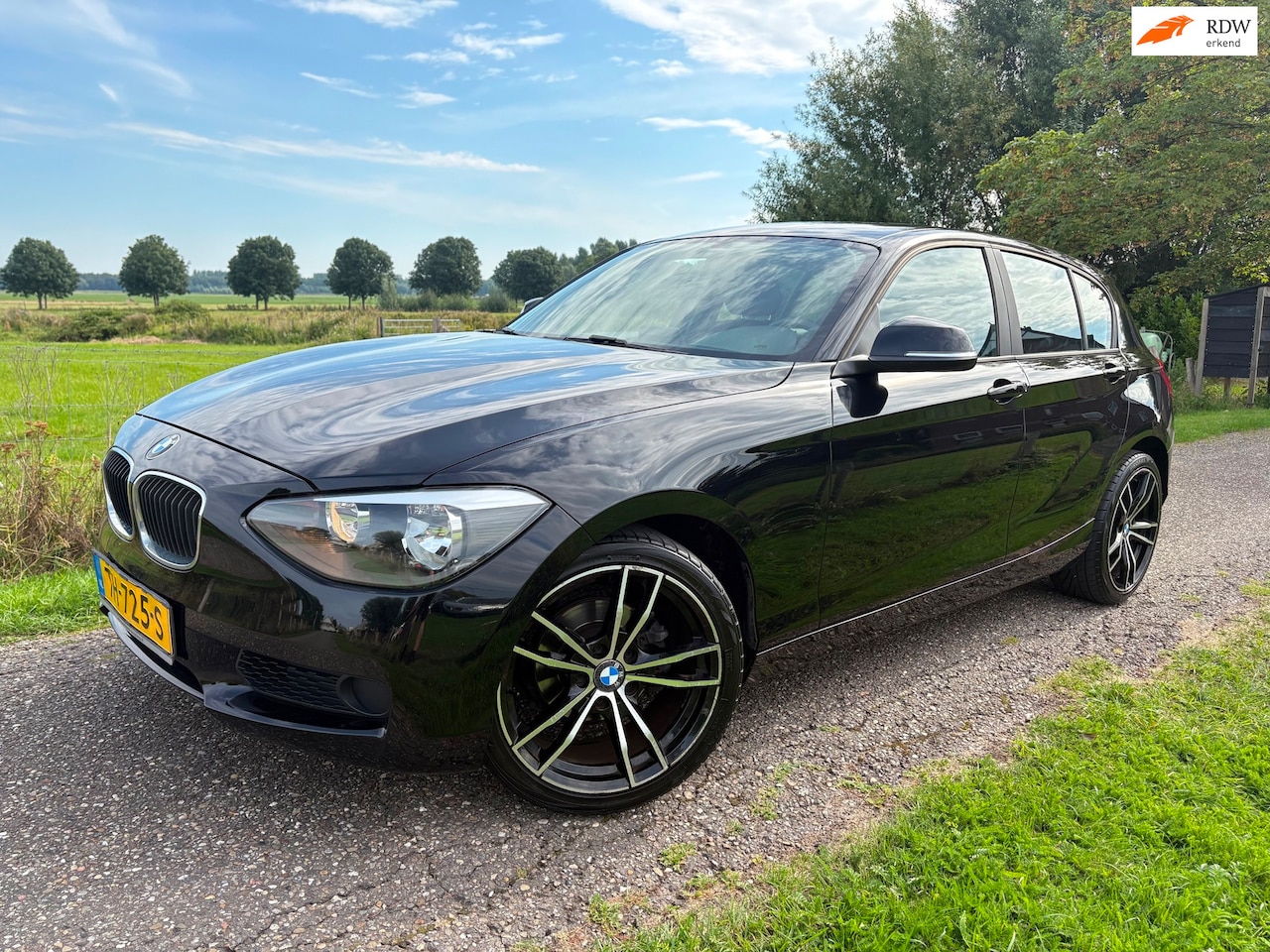 BMW 1-serie - 114i EDE High Executive|Stoelverw|ParkSensor|Climate|2014| Zwart - AutoWereld.nl