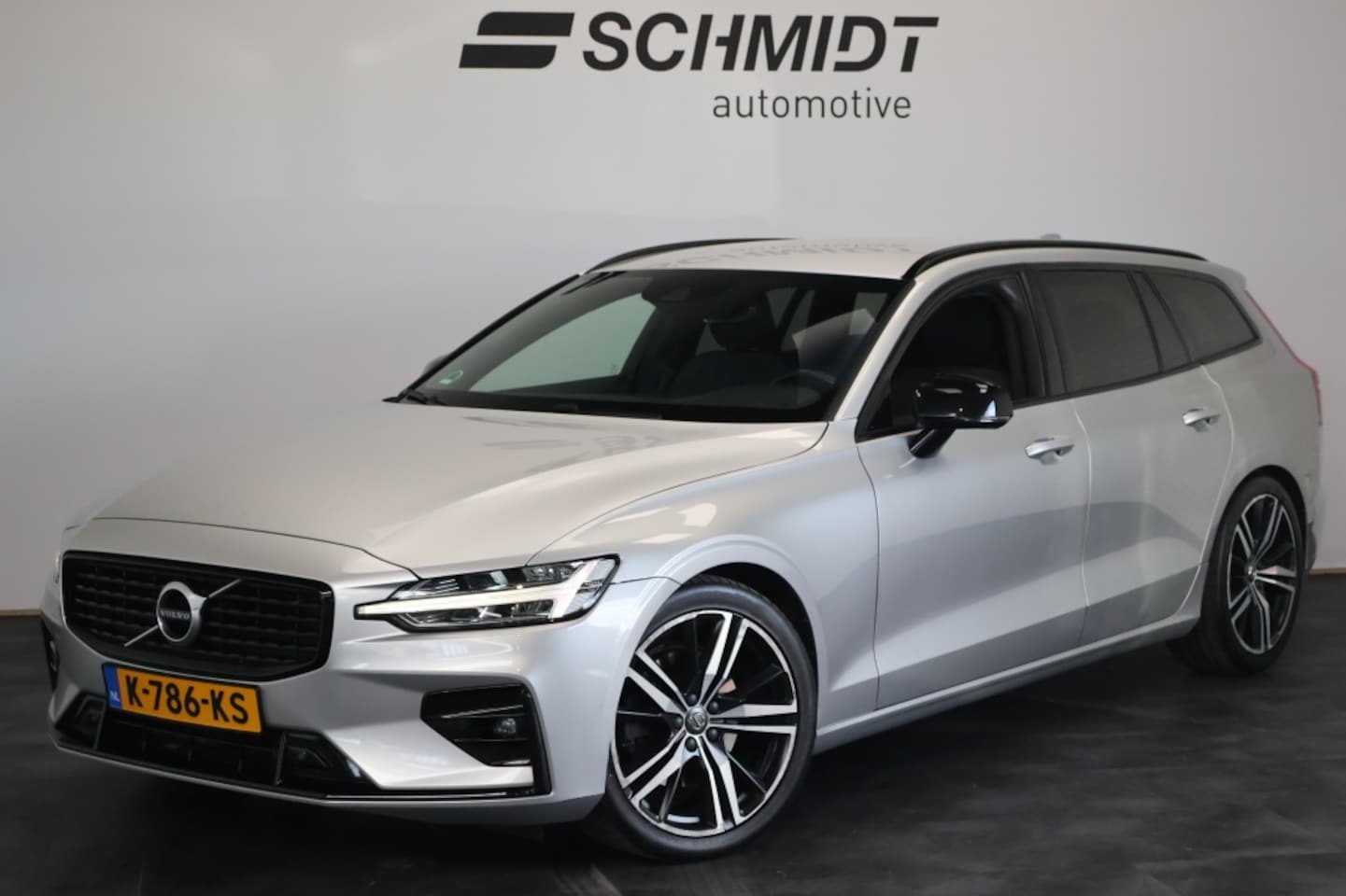 Volvo V60 - 2.0 B4 R-Design | Trekhaak | H&K | Memory | Leder | Keyless - AutoWereld.nl