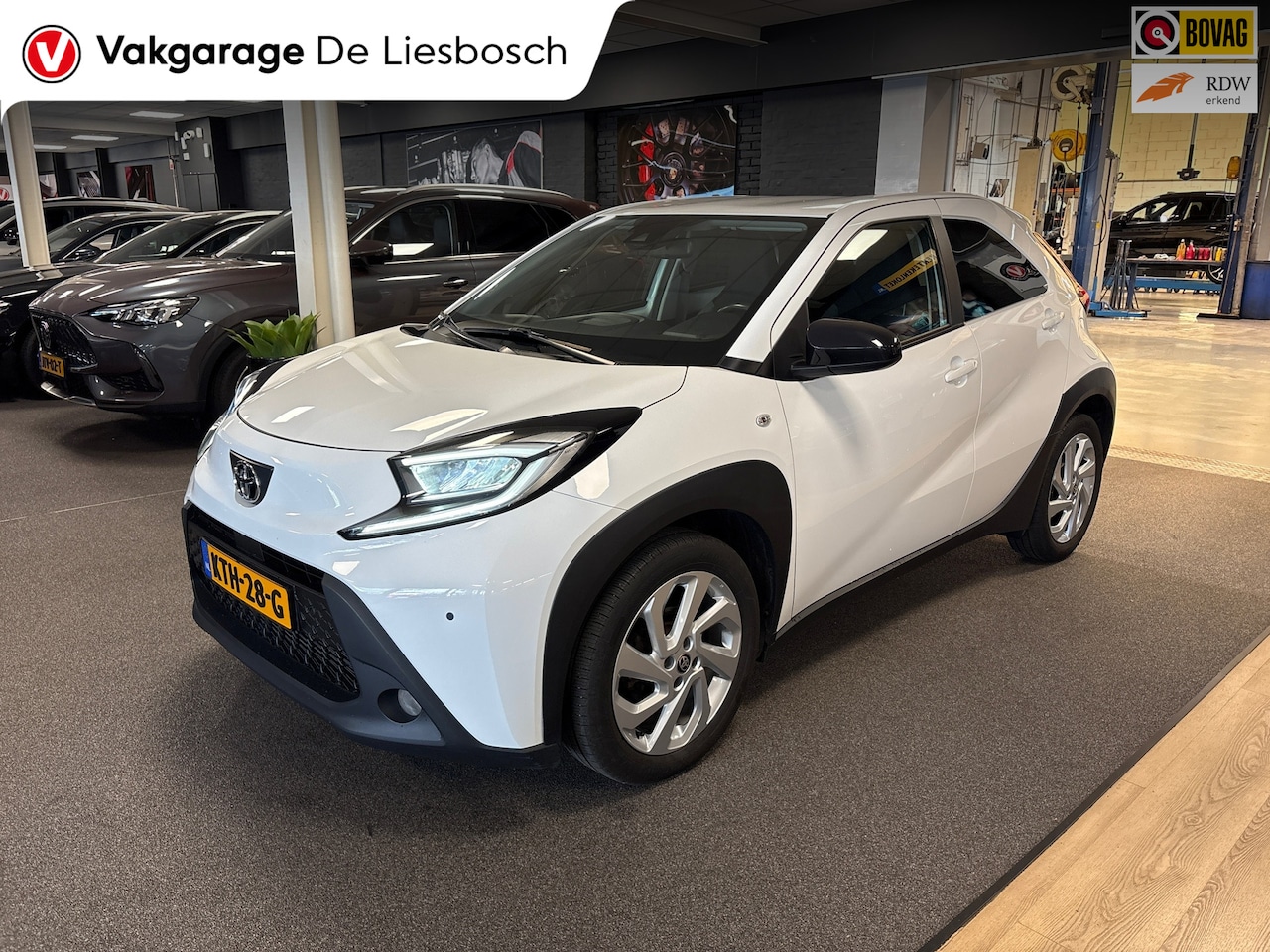 Toyota Aygo X - 1.0 VVT-i MT Play /clima/stoelverw / camera/cruisec /pdc/apple/boeken - AutoWereld.nl