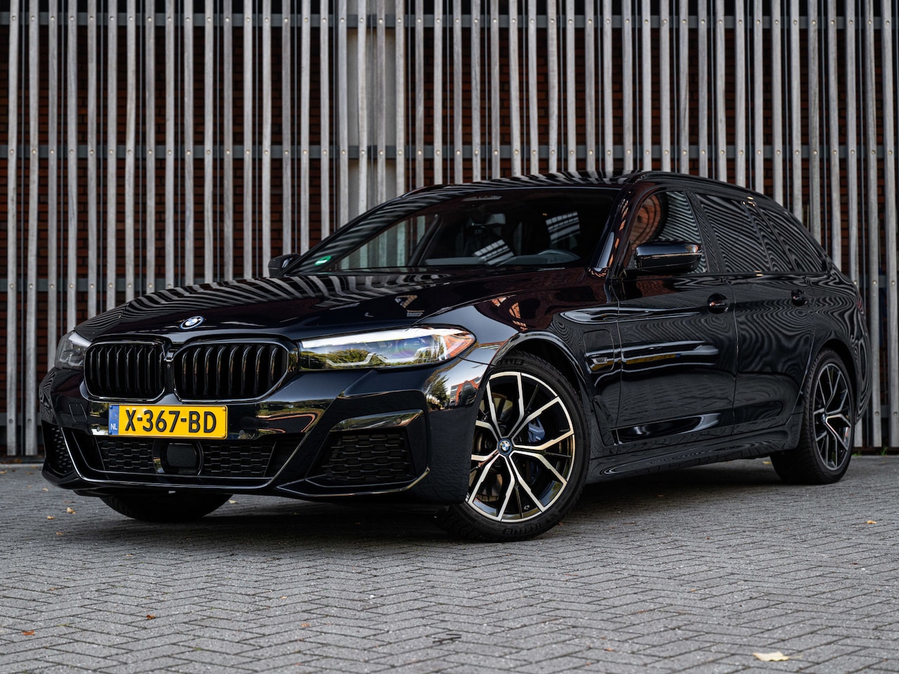 BMW 5-serie Touring - 530e High-Exe. M-Sport |Panorama|HUD|ACC|NappaLeder|DEALER ONDH.|360-cam|Trekhaak|Standkac - AutoWereld.nl