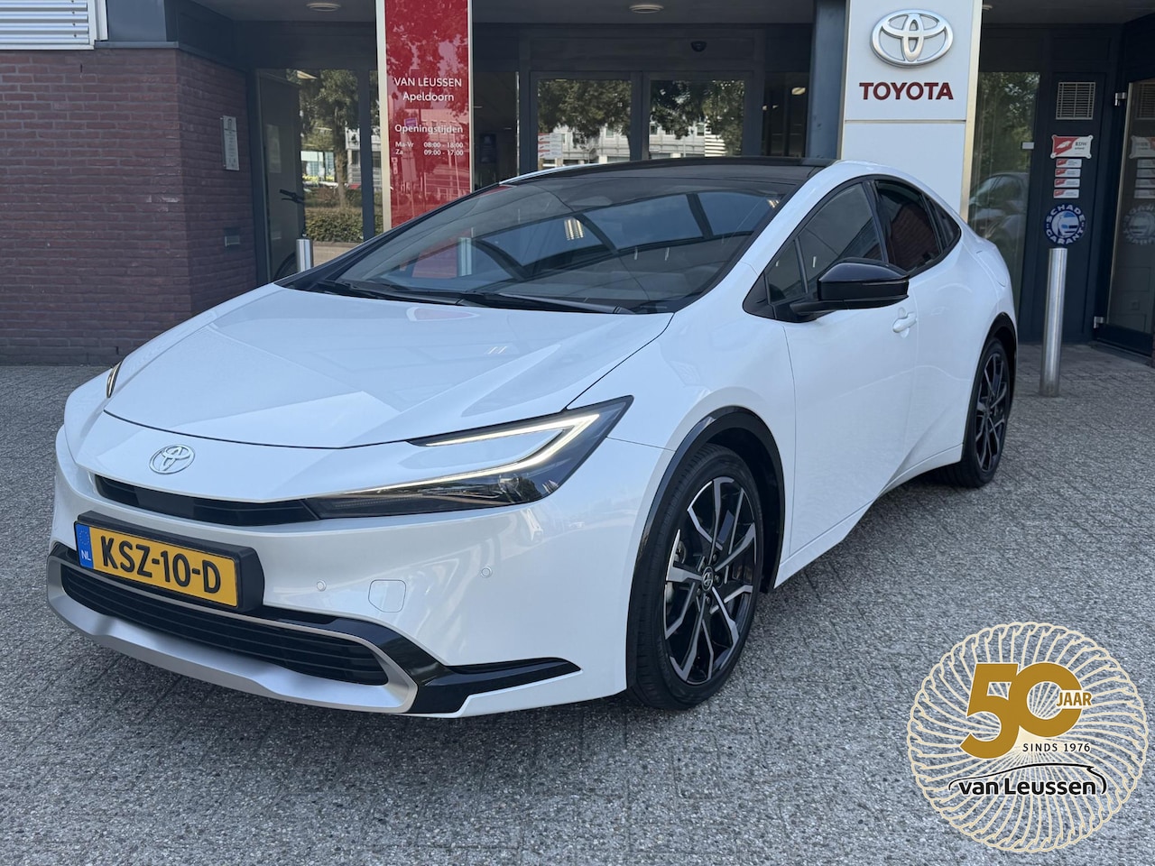 Toyota Prius - 2.0 Plug-in Executive Skyview APPLE/ANDORID PANO AD-CRUISE STOELVERWARMING CLIMA NAVI PARK - AutoWereld.nl