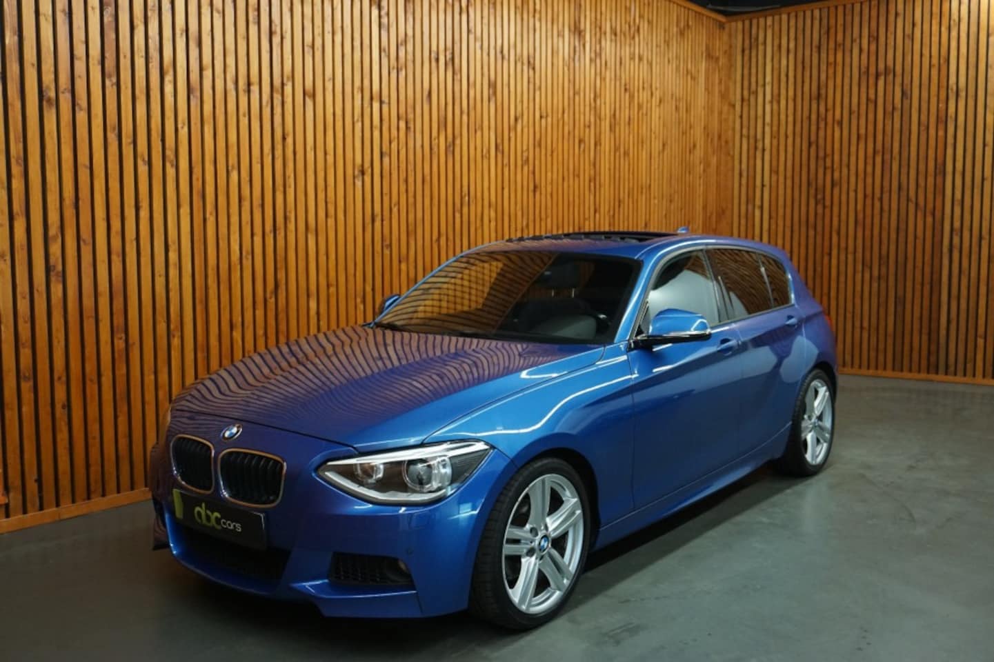 BMW 1-serie - 116I HIGH EXECUTIVE AUTOMAAT CLIMA NAVIGATIE M-PAKKET - AutoWereld.nl