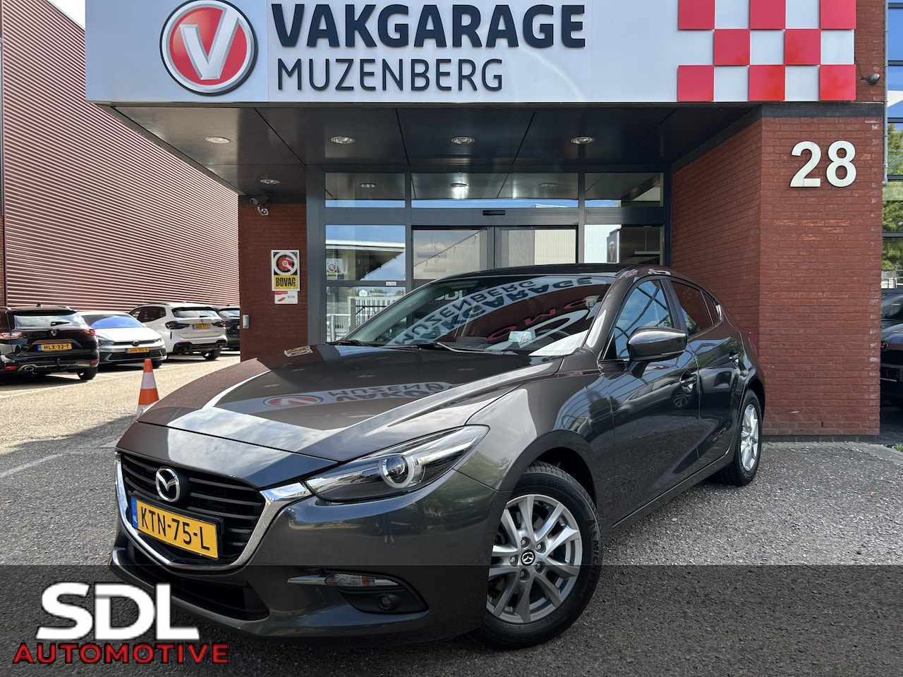 Mazda 3 - 2.0 SkyActiv-G 120 GT-M // NAVI // CAMERA // HEAD UP DISPLAY // CRUISE // STOEL + STUUR VE - AutoWereld.nl