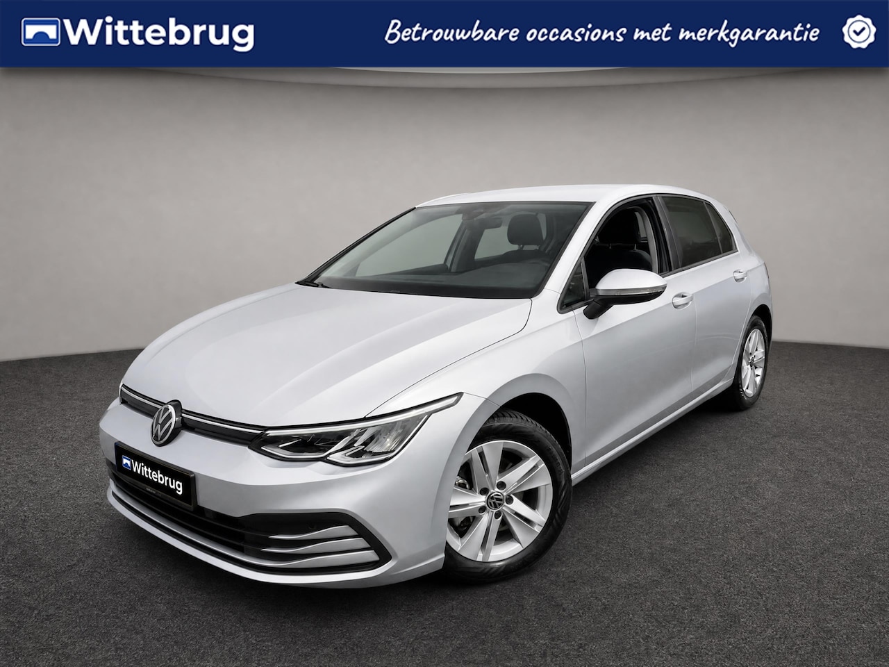 Volkswagen Golf - 1.0 TSI 110pk Life / Navigatie / LM 16 inch / Camera / Parkeersensoren / LED - AutoWereld.nl